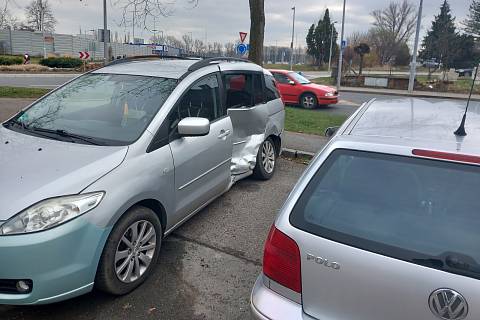 Poškozená auta na parkovišti u herny Mamut v Kutné Hoře po nehodě na kruhové křižovatce ulic Masarykova a Benešova.