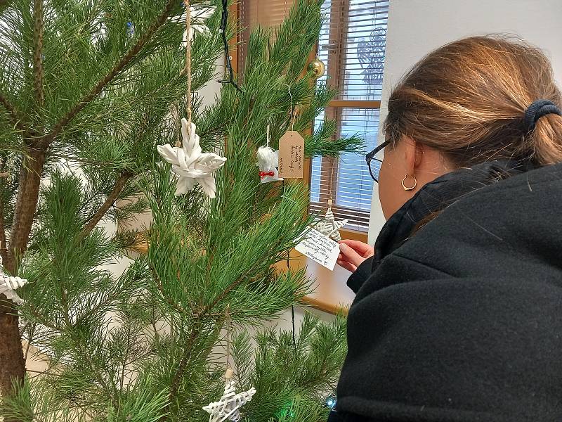 Vánoční strom plní přání klientům kutnohorské charity.