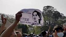 Účastník demonstrace proti vojenskému převratu v Barmě držel 7. února 2021 v Rangúnu papír s výzvou k osvobození vůdkyně civilní vlády Do Aun Schan Su Ťij.