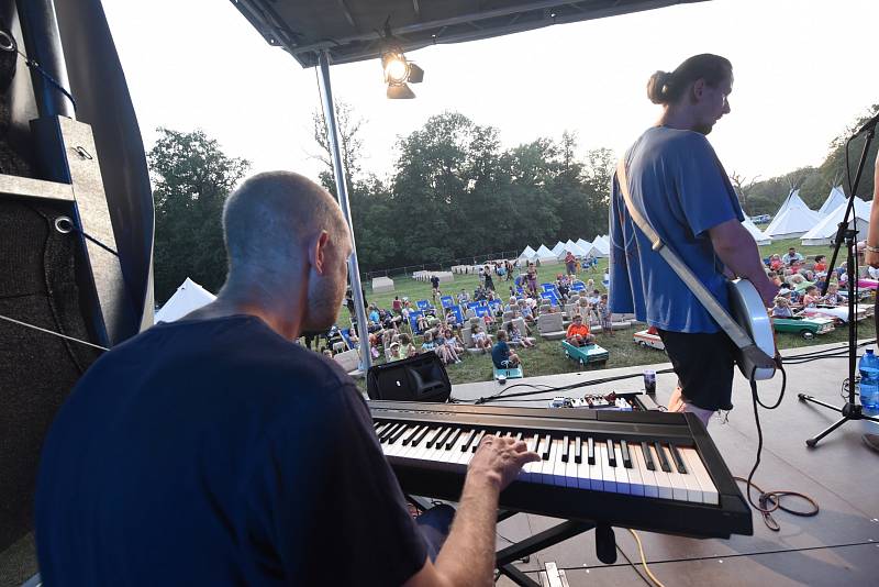 Předvečer 7. ročníku bejbypankového festivalu Kefír.