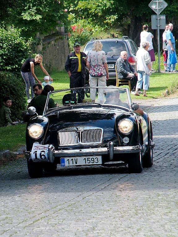 Skoro století veteráni z řad aut i motorek zdolávalo v sobotu 12. července kopec v Ratajích nad Sázavou v rámci závodů Rataják.