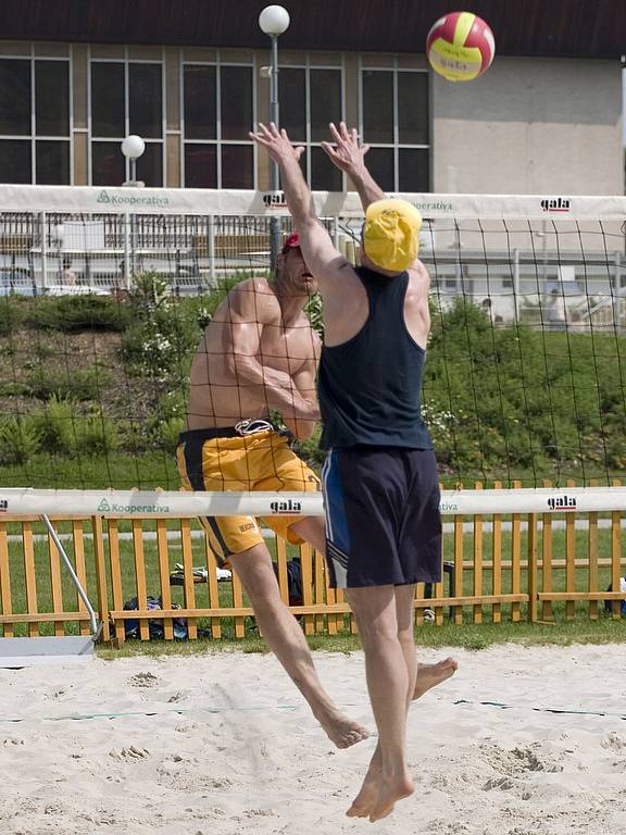 Utkání v plážovém volejbale na plovárně v Kutné Hoře.