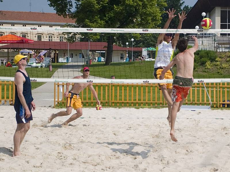 Utkání v plážovém volejbale na plovárně v Kutné Hoře.