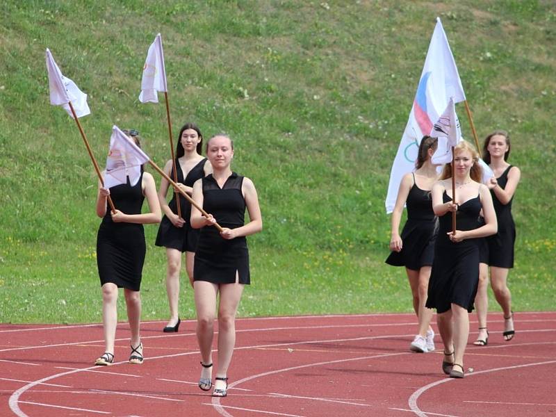 Ze závěrečného slavnostního ceremoniálu Městských her 9. olympiády dětí a mládeže na stadionu Olympia v Kutné Hoře.