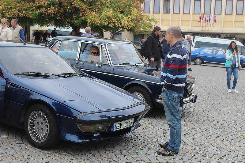 Majitelé starých "simec" se sjeli na Palackého náměstí.