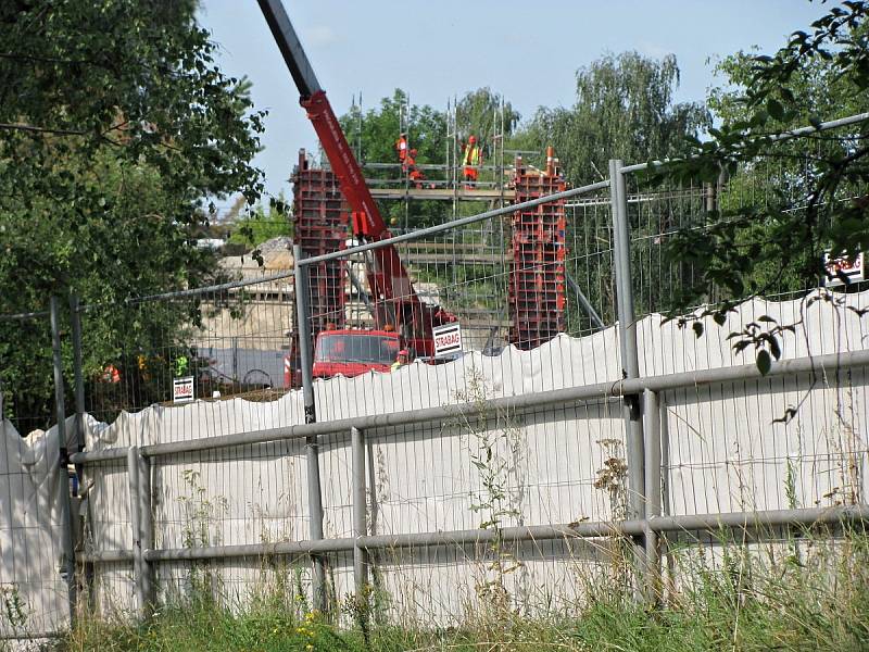 Pokračující rekonstrukce malínského mostu v úterý 22. srpna 2017.