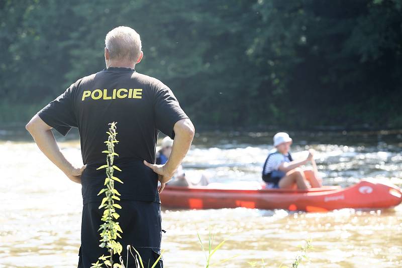 Policejní pátrání po dvou pohřešovaných mladících u jezu na řece Sázavě mezi Otryby a Soběšínem.