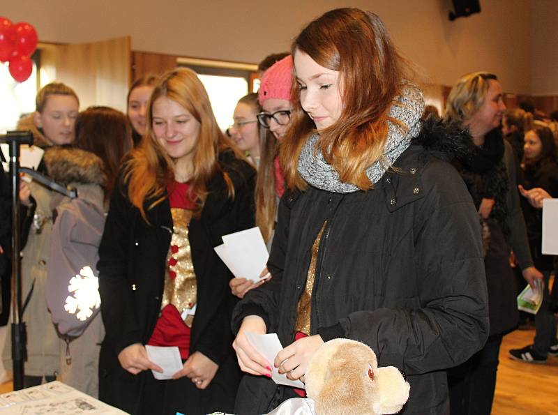 Studenti nabízeli své výrobky a služby na Veletrhu fiktivních firem.