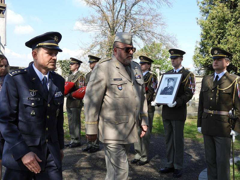 Z pietního ceremoniálu k převozu ostatků někdejšího velitele československé rozvědky Františka Moravce do rodné Čáslavi a jejich uložení v kolumbáriu na místním hřbitově.