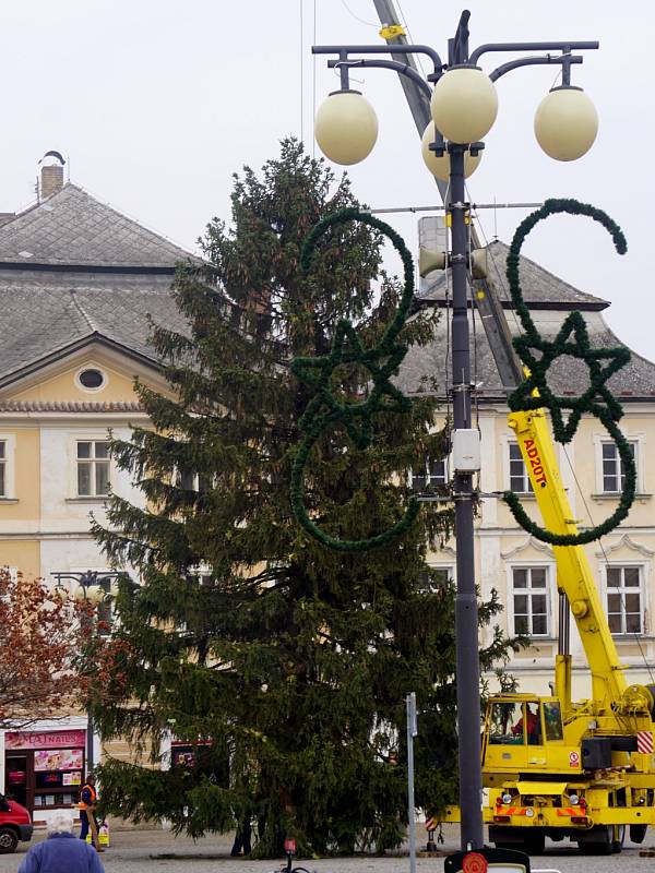 Vánoční strom přijel do Kutné Hory 15. listopadu 