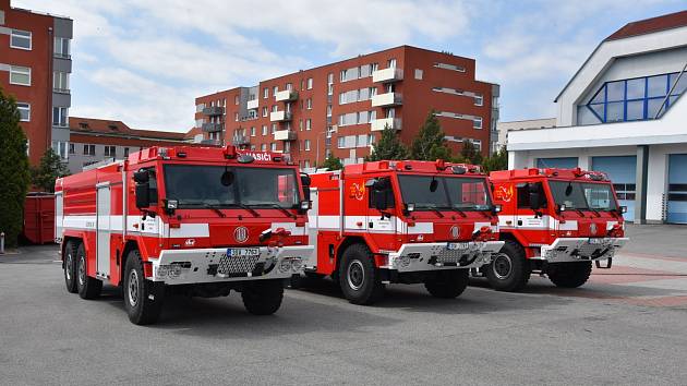 Středočeští profesionální hasiči převzali tři nové cisterny na podvozku Tatra.