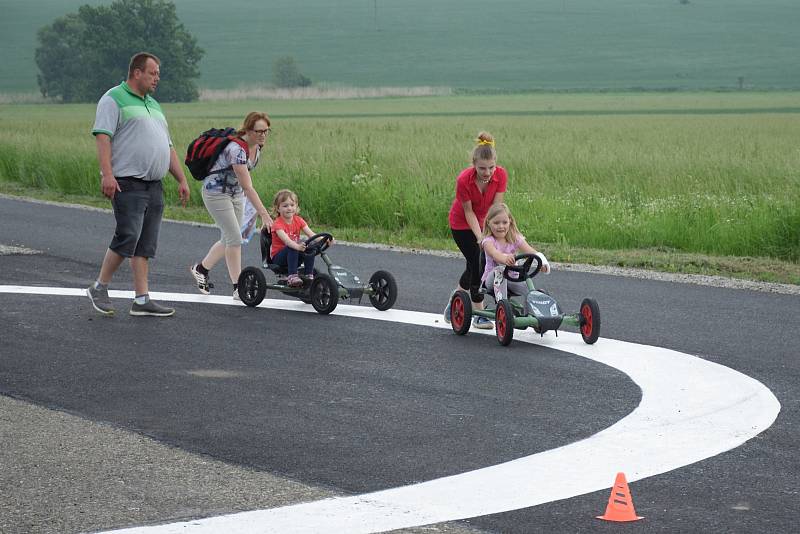 Ze zábavného pochodu 'Šlápoty' pro děti a rodiče ve Zbraslavicích.