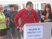 Z celonárodního čtení Bible v Čáslavi.