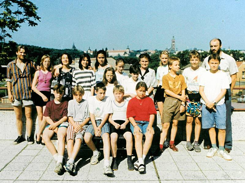 Žáci Církevního gymnázia v Kutné Hoře v roce 1994.