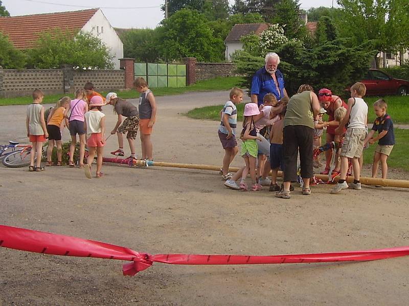 Setkání u příležitosti kácení máje ve Schořově.