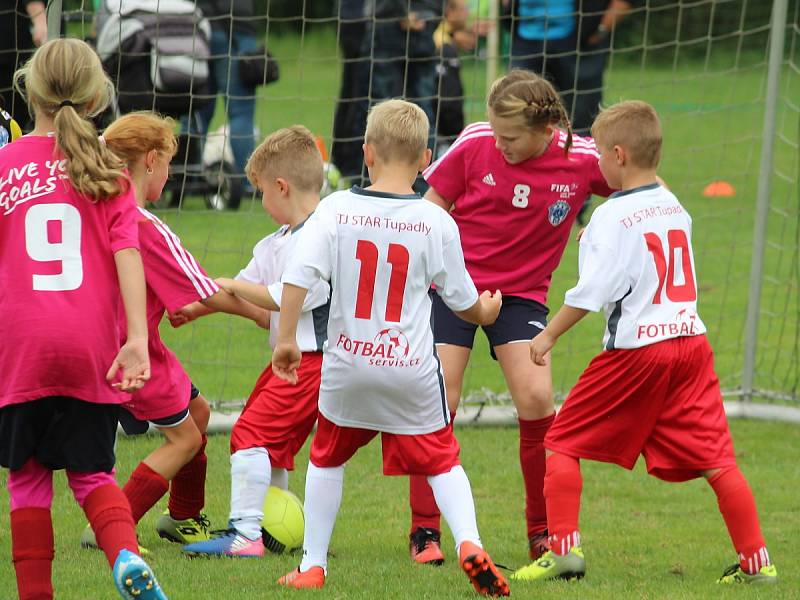 Z fotbalového turnaje mladších přípravek v Tupadlech: FK Čáslav dívky - TJ Star Tupadly 9:1.