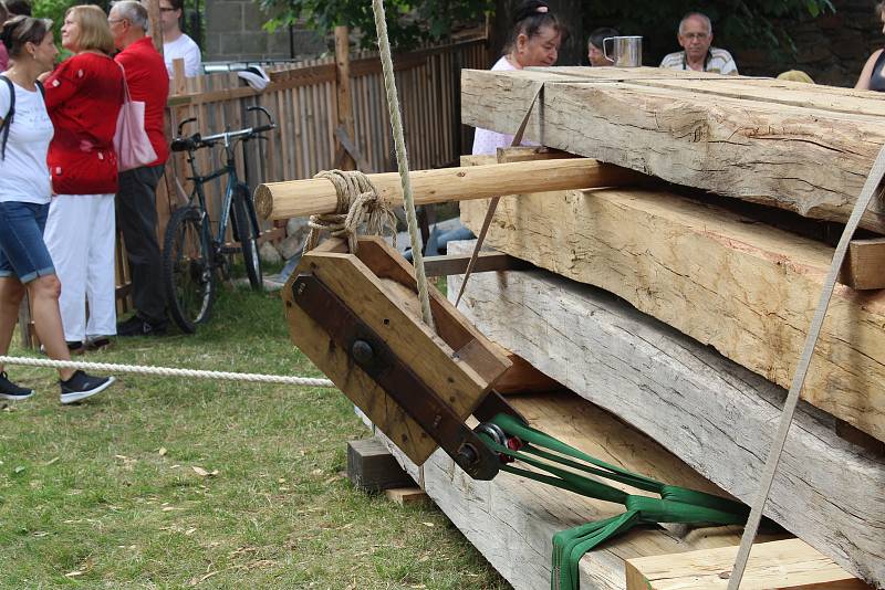 Historické zvony byly osazeny zpět do věže románského kostela v Jakubu