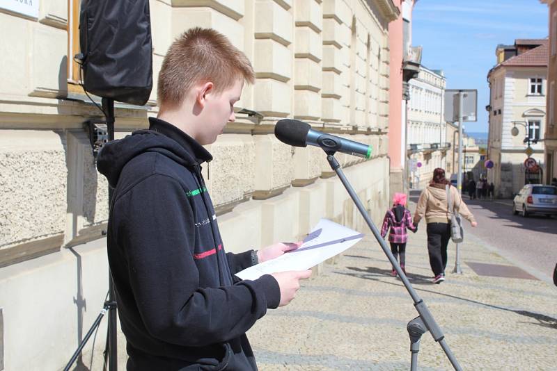 Profesoři, studenti i kolemjdoucí si připomněli oběti holocaustu