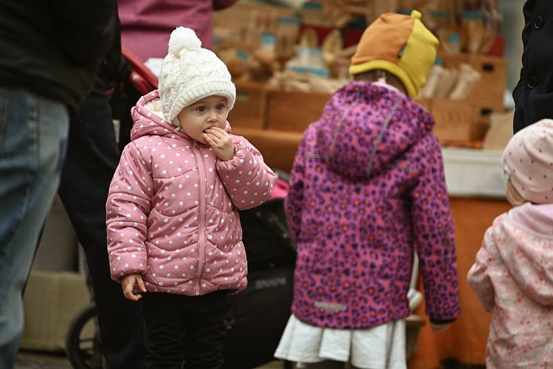 Na trhu bylo možné ochutnat dobroty, i zakoupit řemeslné výrobky.