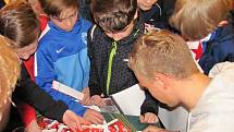 Beseda s fotbalovým záložníkem Slavie Praha i české reprezentace Antonínem Barákem v Čáslavi.