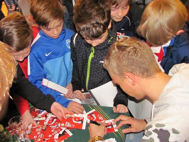 Beseda s fotbalovým záložníkem Slavie Praha i české reprezentace Antonínem Barákem v Čáslavi.