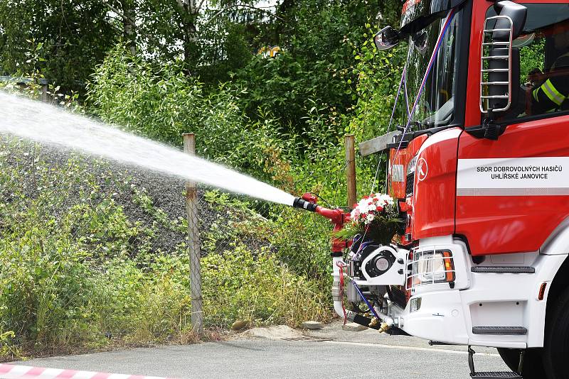 Přebírání nové automobilové stříkačky.