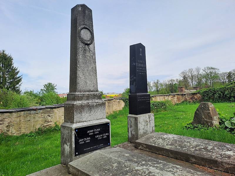 Jaro na hřbitově v Drobovicích.