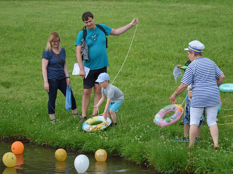 Ze zábavného pochodu 'Šlápoty' pro děti a rodiče ve Zbraslavicích.