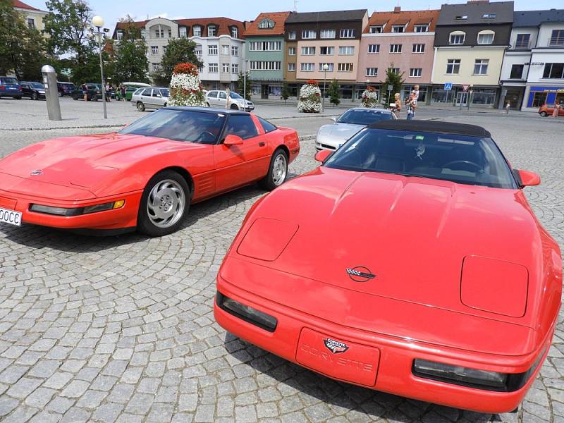 Tradiční sraz vozů Porsche a Chevrolet Corvette se uskutečnil na čáslavském náměstí Jana Žižky z Trocnova.