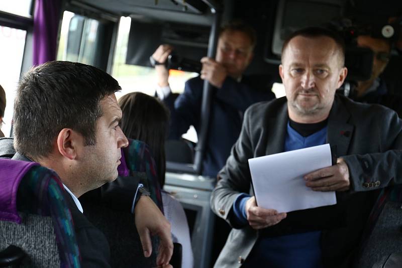 Netradiční předvolební debata Deníku: s politiky na cestě autobusem.