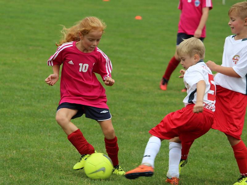 Z fotbalového turnaje mladších přípravek v Tupadlech: FK Čáslav dívky - TJ Star Tupadly 9:1.