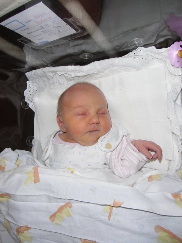 Nikola Ferusová se narodila 28. února v Čáslavi. Vážila 3350 gramů a měřila 50 centimetrů. Doma v Čáslavi ji přivítali maminka Lucie a tatínek Jarmil.