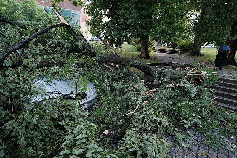 Na kutnohorském náměstí Národního odboje silný vichr odlomil část stromu, ta se zřítila na zaparkované auto.