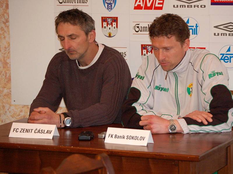 Z pozápasové tiskové konference. Trenér Čáslavi Pavel Medynský (vlevo) a jeho kolega Martin Hašek.