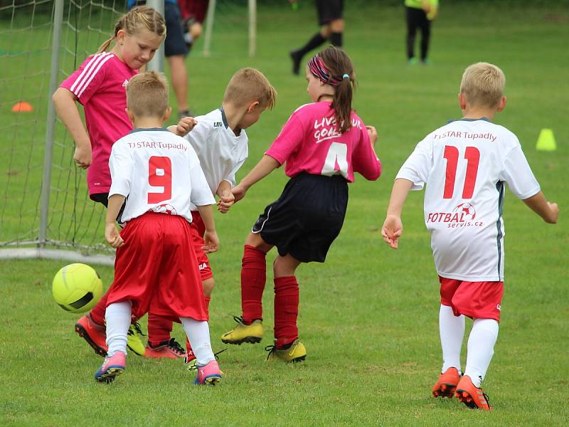 Z fotbalového turnaje mladších přípravek v Tupadlech: FK Čáslav dívky - TJ Star Tupadly 9:1.