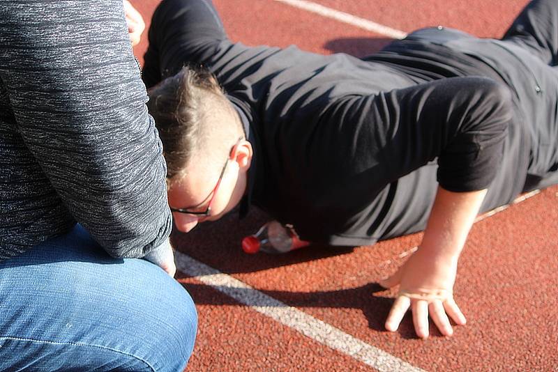 Z projektu Přes bariéry s policií na atletickém stadionu SKP Olympia v Kutné Hoře.