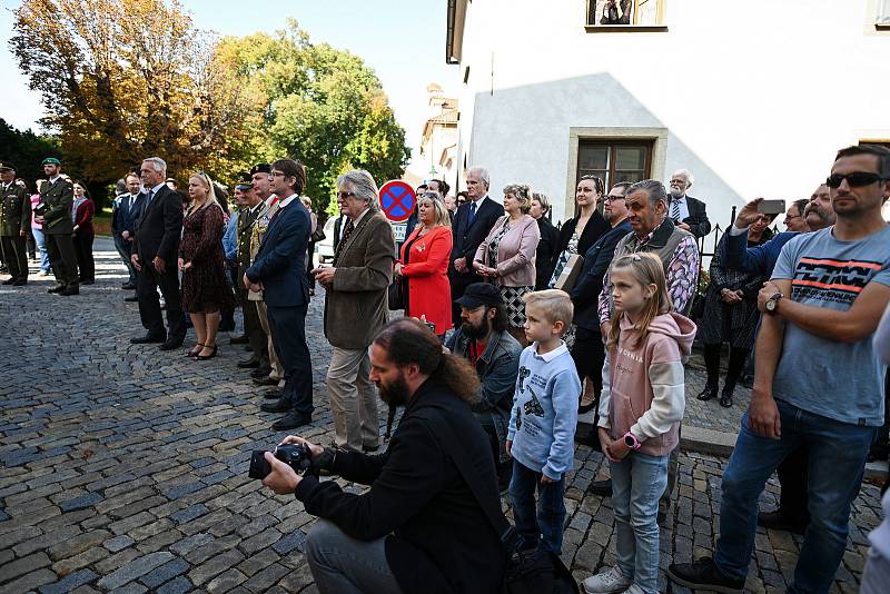 Z odhalení pamětní desky plukovníka Jiřího Loudy v Kutné Hoře 2. října 2021.