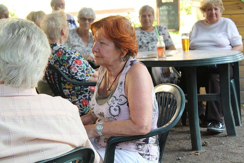 V kutnohorském parku U Tří pávů zazpíval a zahrál Oldřich Drahorád.