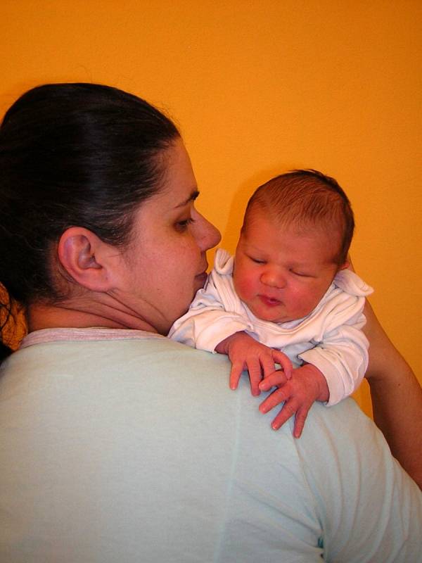 Mia Baťha se narodila 1. 3. v 8:49 hodin v Čáslavi. Vážila 3880 gramů a měřila 51 centimetrů. Doma v Kutné Hoře ji přivítali maminka Petra a tatínek Jan.