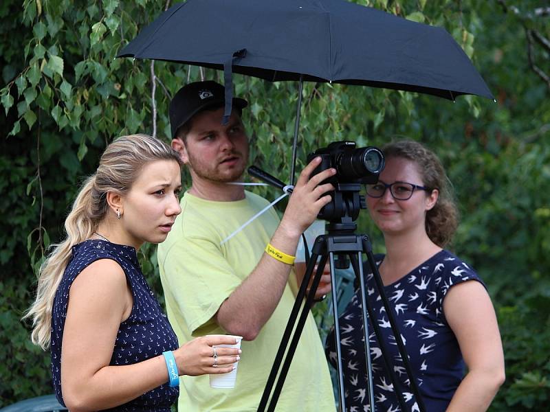 Z druhého dne 19. letního multižánrového festivalu Tyjátrfest na Kaňku.