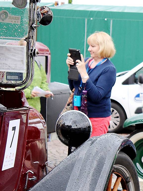 Program Veteran Rallye se po závodech přesunul na Palackého náměstí v Kutné Hoře.