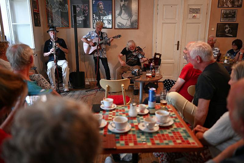 Z koncertu hudebního tria Jesse Ballard, Jan Hrubý a Joe Kučera v kavárně Blues Café v Kutné Hoře.