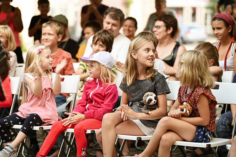 Divadelní festival Kutná Hora: loutkové představení pro děti 'Bojím se v lese' na Palackého náměstí.