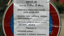 Volební drive-in místo v Kutné Hoře.