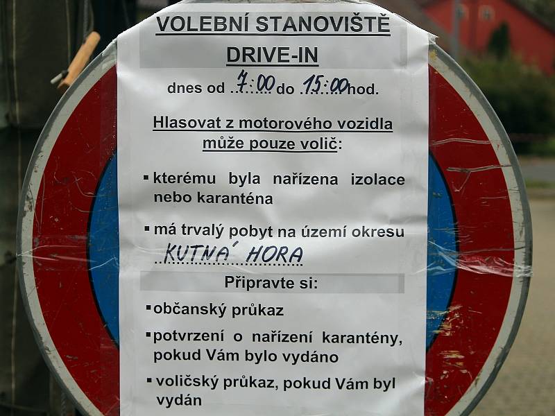 Volební drive-in místo v Kutné Hoře.