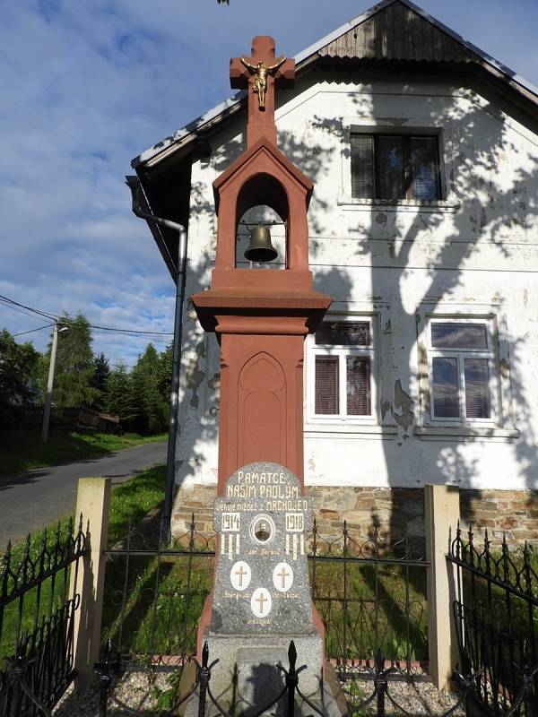 Kamenná zvonička v Mrchojedech.