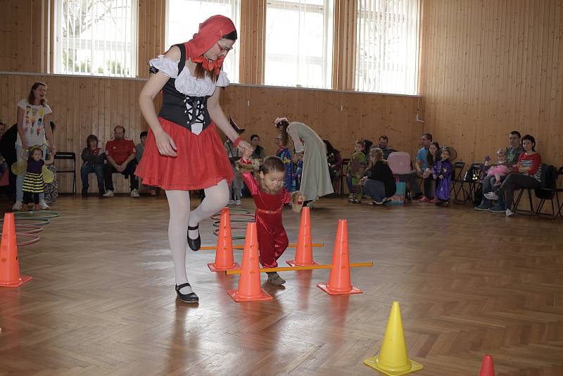 Tělocvična Spolkového domu ve Zruči v neděli hostila dětský karneval.