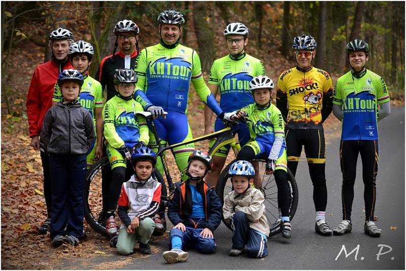 Trénink kutnohorské cyklistické stáje KH Tour Cycling Team pod kaňkovskou rozhlednou, 27. října 2013.