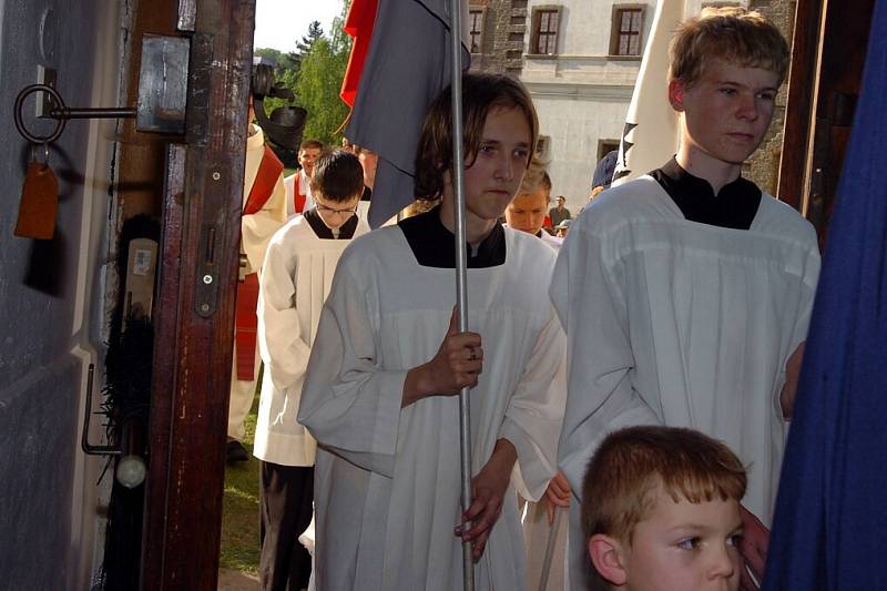 Mše na zahradě kláštera svaté Voršily