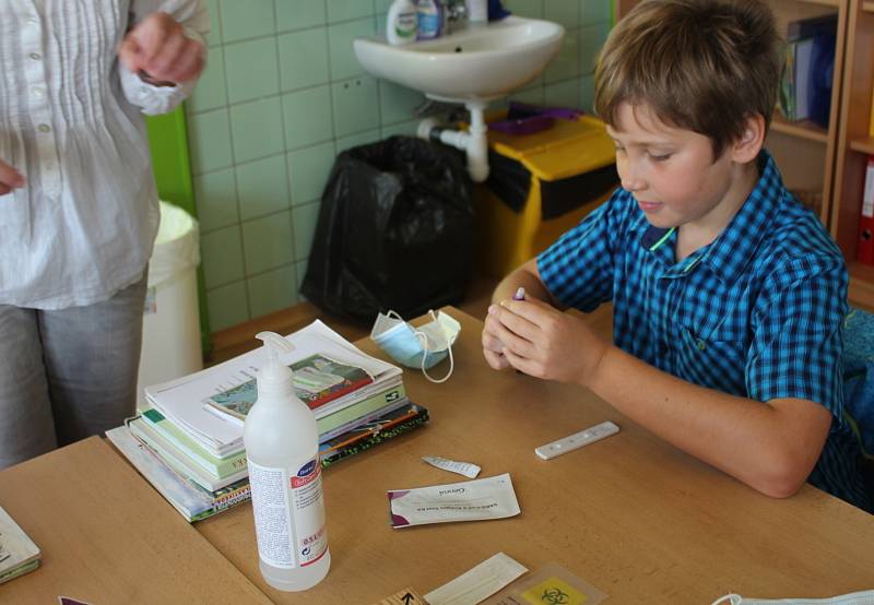 Z testování žáků na koronavirus v Základní škole Kamenná stezka v Kutné Hoře.